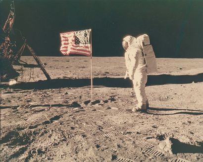 null Nasa. L'astronaute Buzz Aldrin devant le drapeau américain photographié par...
