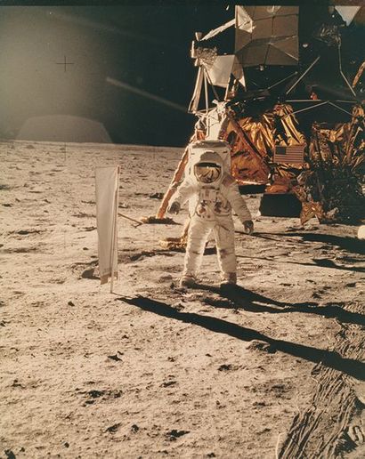 null Nasa. L'astronaute Buzz Aldrin debout devant le module lunaire "EAGLE" photographié...