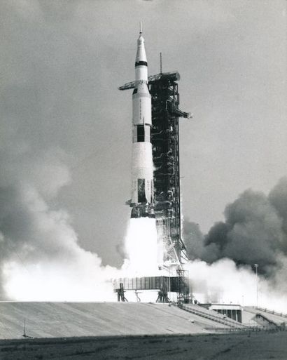 null Nasa. Décollage historique de la fusée Saturne V emportant à son bord les 3...