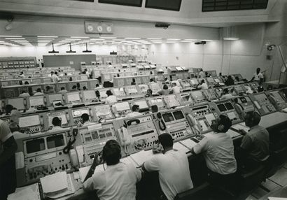 null Nasa. Vue de l'impressionnante salle de contrôle de la mission Apollo 11. 1969.Tirage...