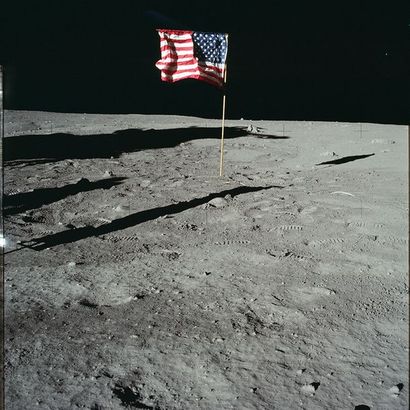 null Nasa. GRAND FORMAT. Mission Apollo 11. Le drapeau américain seul dressé triomphal...