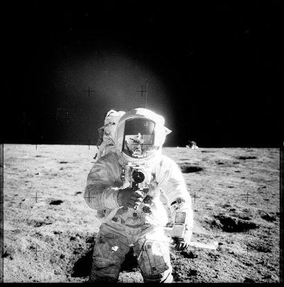 null Nasa. GRAND FORMAT. Mission Apollo 12. L'astronaute Alan BEAN photographié par...