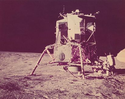 null Nasa. Belle vue du module lunaire " avec à ses côté l'astronaute Alan BEAN....