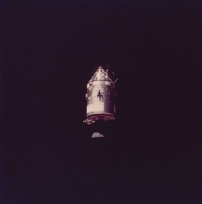 null Nasa. Mission Apollo 14. Parfaite vue du module lunaire resté en orbite autour...