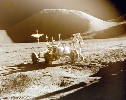 null Nasa. Mission Apollo 15. L'astronaute Irwin et le module lunaire garé devant...