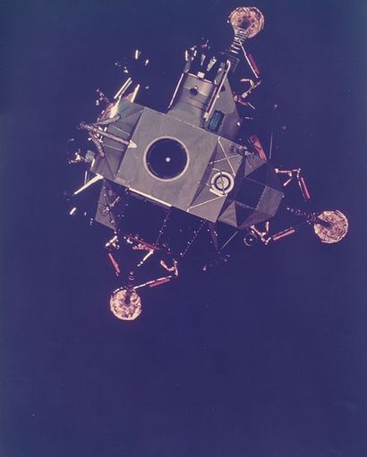 null Nasa. Missio Apollo 14. Le module lunaire "ANTARES" vient juste de se séparer...
