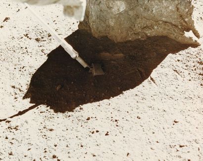 null NASA. Apollo 16. Un des astronaute de la mission prélève un échantillon de roche...