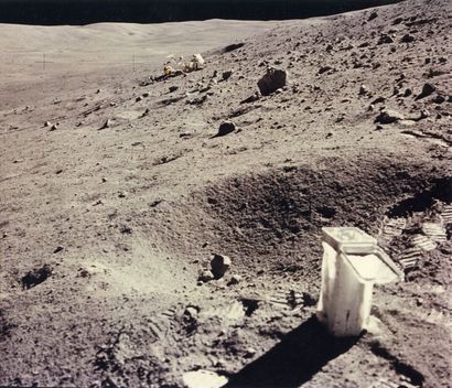 null Nasa. Apollo 16. Le rover lunaire apparaît garé sur la colline de "Stone Mountain"...