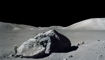 null Nasa. GRAND FORMAT. Mission Apollo 17. Harrison Schmitt s'approche d'un énorme...