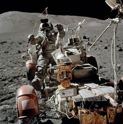 null Nasa. GRAND FORMAT. Belle vue du Rover lunaire d'Apollo 17. L'astronaute SCHMITT...