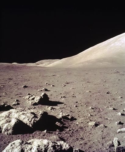 null Nasa. Mission Apollo 17. Cette vue de la surface lunaire a été prise pendant...