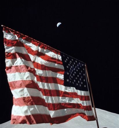 null Nasa. GRAND FORMAT. Superve vue rapprochée du drapeau américain déployé sur...