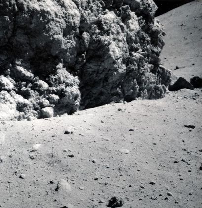 null Nasa. Mission Apollo 16. Vue rapprochée d'un rocher lunaire réalisée à des fins...
