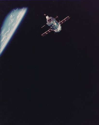null Nasa. Une superbe vue du vaisseau spatiale SOYOUZ volant au dessus de la Terre...