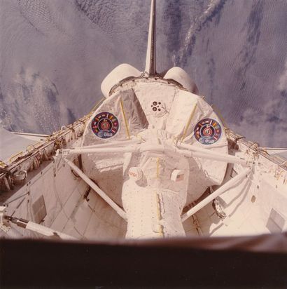 null Nasa. Belle vue de l'intérieur de la navette spatiale Columbia (STS-09) au dessus...
