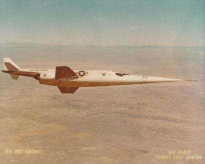 null Nasa. Rare vue du premier "HOP" de l'avion X-3. Le X-3 Stiletto était un avion...