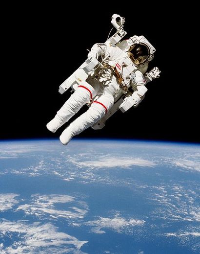 null Nasa. GRAND FORMAT. L'astronaute Bruce Mc Candless réalise le 12 février 1984...