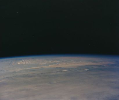 null Nasa. Vue du globe terrestre depuis la navette spatiale Discovery (Mission STS-48)....