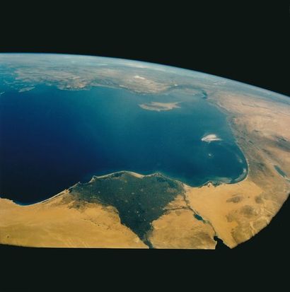 null Nasa. Impressionnante vue du globe terrestre depuis l'Espace et la navette spatiale...