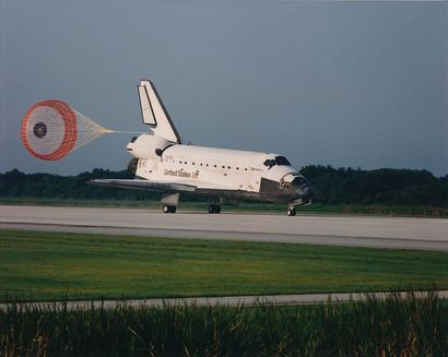 null Nasa. Navette spatiale Discovery (Mission STS-70). Parfait déploiement du parachute...