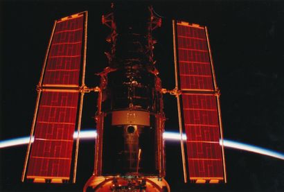 null Nasa. Le célèbre Télescope HUBBLE rejoint la soute de la navette spatiale Columbia...
