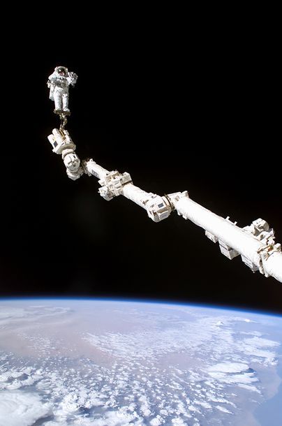null Nasa. Impressionnant perspective spatiale montrant l'astronaute Stephen K. Robinson,...