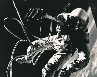 null Nasa. Vue historique de l'astronaute Ed. White réalisant la première sortie...