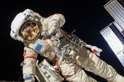 null Nasa. Le cosmonaute russe Oleg Kotov, ingénieur de vol d'Expedition 37, vêtu...