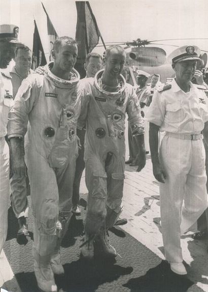 null Nasa. Retour historique à bord de l'USS WASP des astronautes Ed WHITE (à gauche)...
