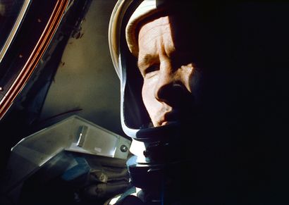 null Nasa. L'astronaute Edward H. White II, pilote de Gemini IV, est photographié...