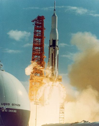 null Nasa. Décollage de la fusée Saturne SA-9 avec à son bord le premier sattellitte...