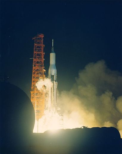 null Nasa. Décollage de la fusée Saturne SA-8 le 25 mai 1965 depuis le pas de tir...