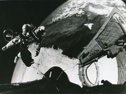 null Nasa. Mission GEMINI-TITAN 4. L'astronaute ED WHITE réalise sa spectaculaire...