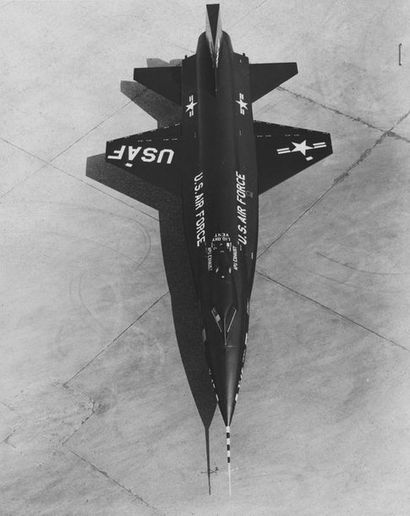 null Nasa. Belle vue plongeante de la silhouette noire de l'avion expérimentale X-15....
