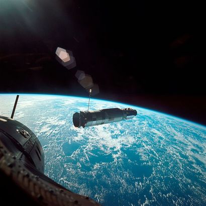 null Nasa. Mission Gémini 10. Belle vue du module cible "AGENA" en orbite au tour...