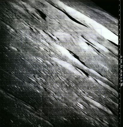 null Nasa. Vue oblique du sol lunaire réalisée en avril 1967 par la sonde spatiale...