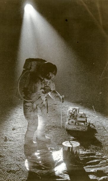null Nasa. Rare photographie représentant un astronaute évoluant de nuit sur le sol...