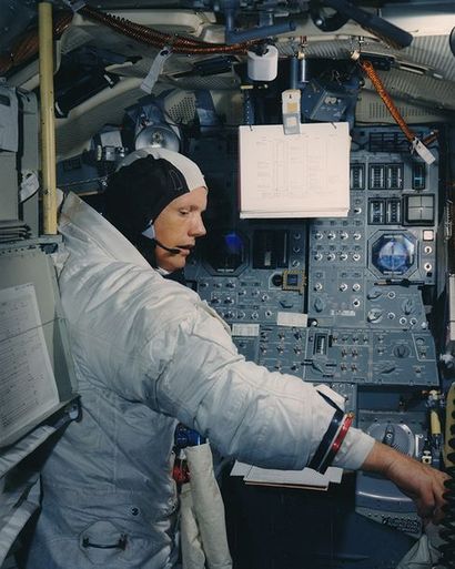null Nasa. Rare vue de l'astronaute Neil A. ARMSTRONG à l'intérieur du module de...