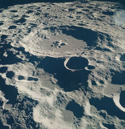 null Nasa. Superbe vue du sol lunaire et de l'impressionnantn cratère N°308 depuis...