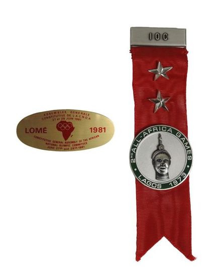 null Deux pièces: badge commémoratif assemblée général constitutive 1981, métal argenté...