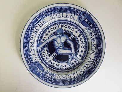 null AMSTERDAM Assiette commémorative en porcelaine blanche et bleue illustrée
Olympische...