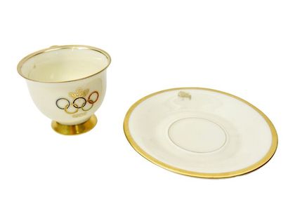 null Tasse à café avec sa soucoupe en porcelaine dorée avec les anneaux olympiques...