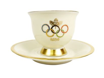 null Tasse à café avec sa soucoupe en porcelaine dorée avec les anneaux olympiques...