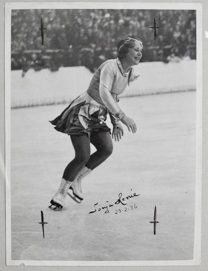 null Sonja Hénie. Photo noir et blanc de la triple championne olympique. Tirage original.
Image...