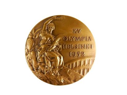 null Médaille des vainqueurs en vermeil.
Avers: XVe Olympia Helsinki 1962, divinité...