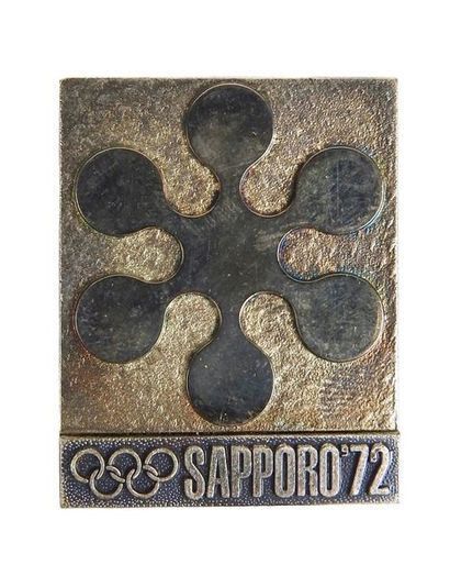 null Silver badge with Sapporo logo, 3.5 x 2.8 cm