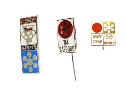 null Trois insignes; A) avers CSSA Sapporo 1972 avec broche; B) NHKTV-R, anneaux...