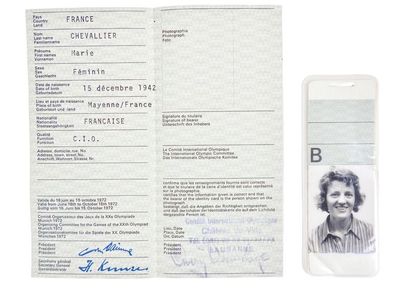 null Carte d'identité olympique, A) version papier,B) plastique portatif