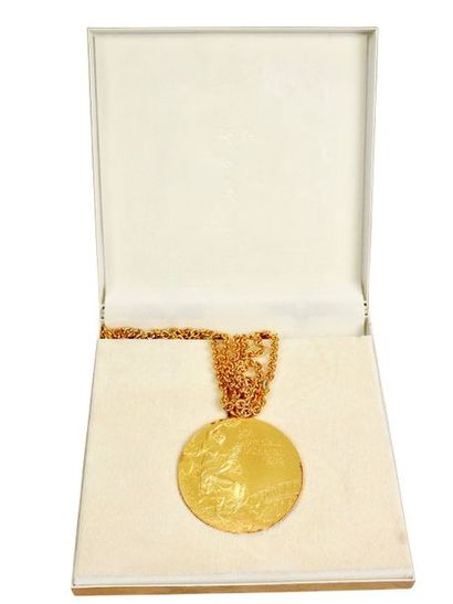 null Médaille de vainqueur dans sa boîte officielle, médaille d'or avec chaînette
D...