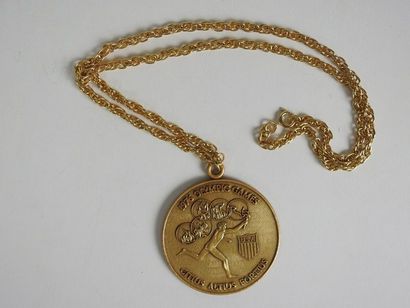 null MONTREAL
Médaille en bronze doré montée en médaillon avec chaînette. Avers:...